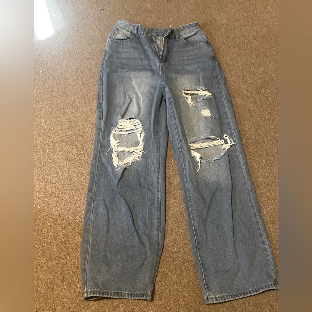 Ripped blue jeans(boyfriend jeans)